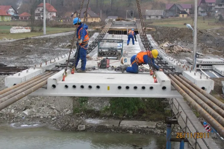 Forma do produkcji prefabrykatów kładki pieszo-jezdnej przez rzekę